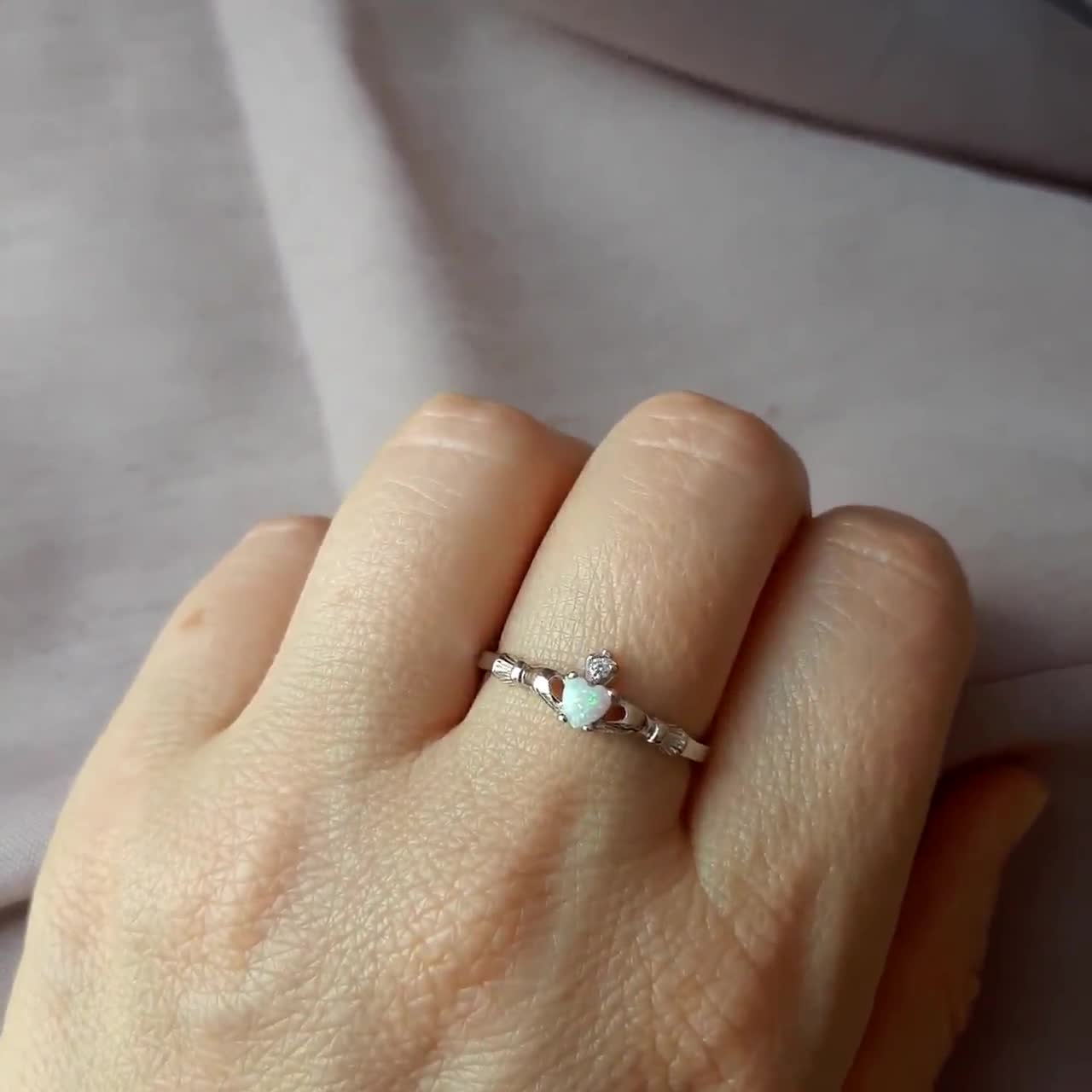 Weißer Opal Claddagh Herz Künstlicher Diamant Keltisch Sterlingsilber Ring Set