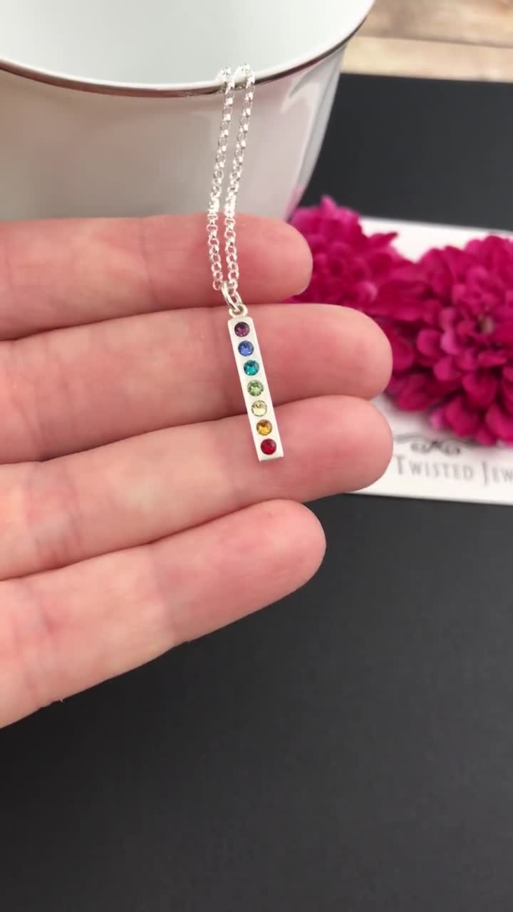 Collana con piastrina tonda con incisione personalizzabile con nomi, date e brevi frasi
