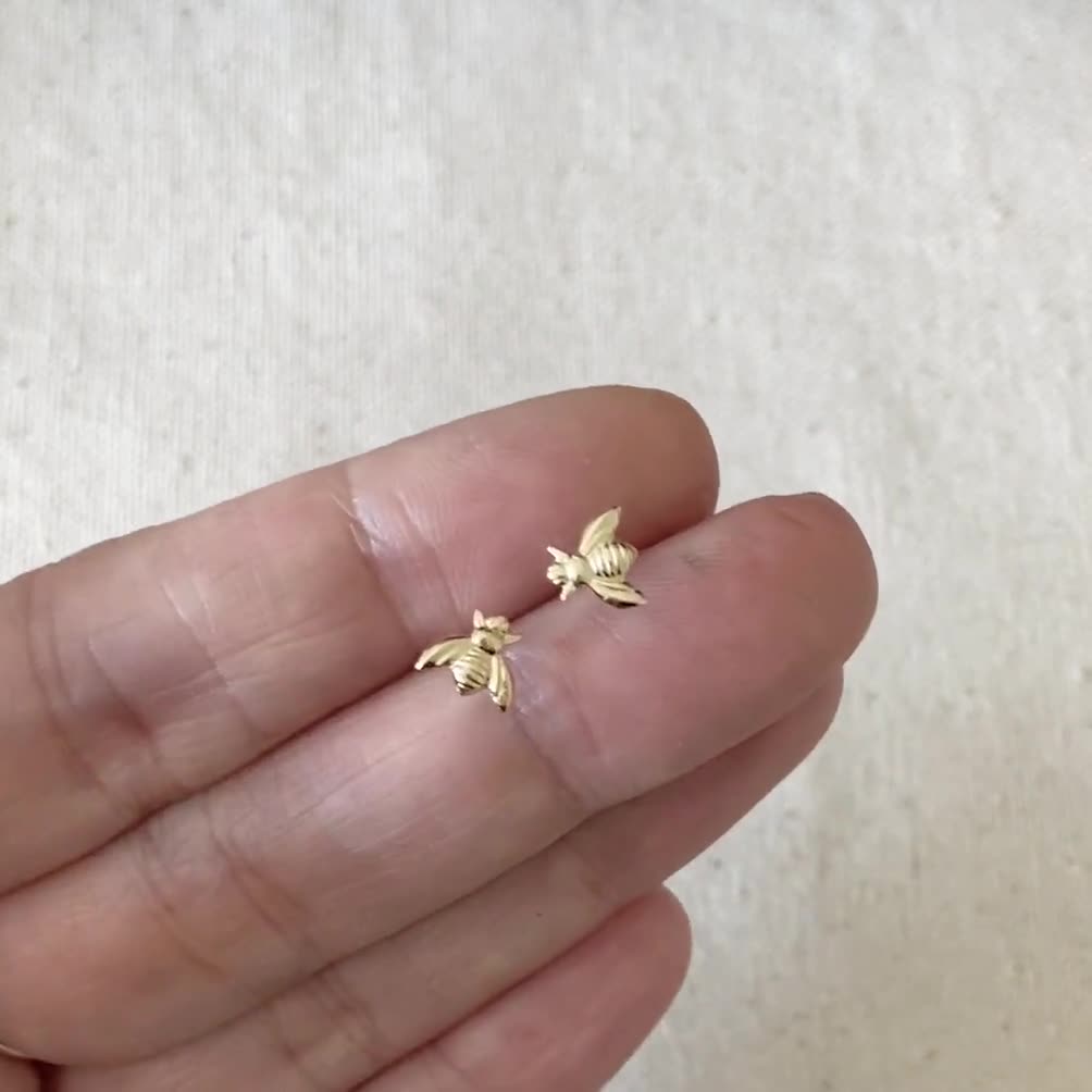 sterling silver or solid gold tiny queen bee 14k gold filled Tiny bumble bee stud earrings Sieraden Oorbellen Oorknopjes your choice or raw brass Bee earrings 