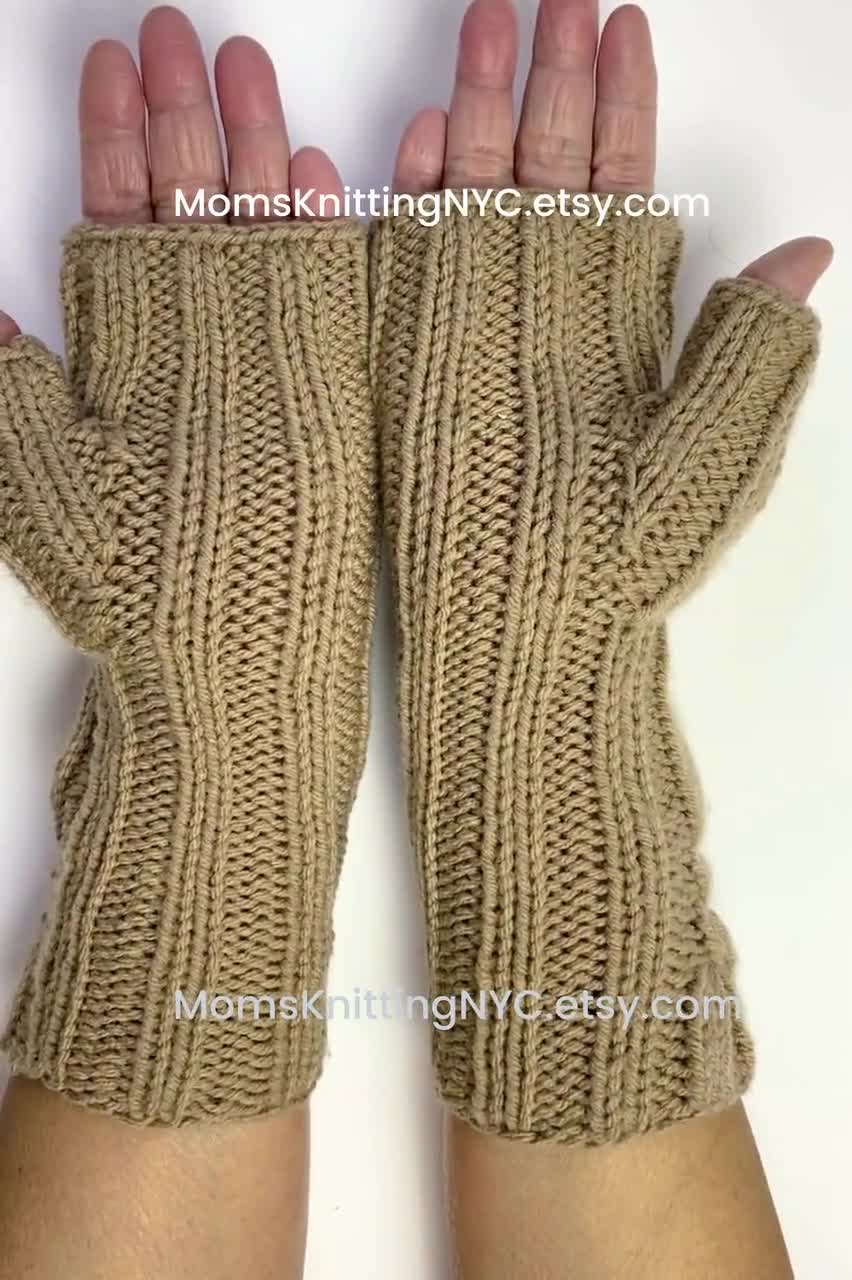 hand knit gauntlet Castle Leoch fingerless gloves Claire's gloves Outlander inspired Accessoires Handschoenen & wanten Armwarmers gray knit fingerless gloves Sassenach gloves 