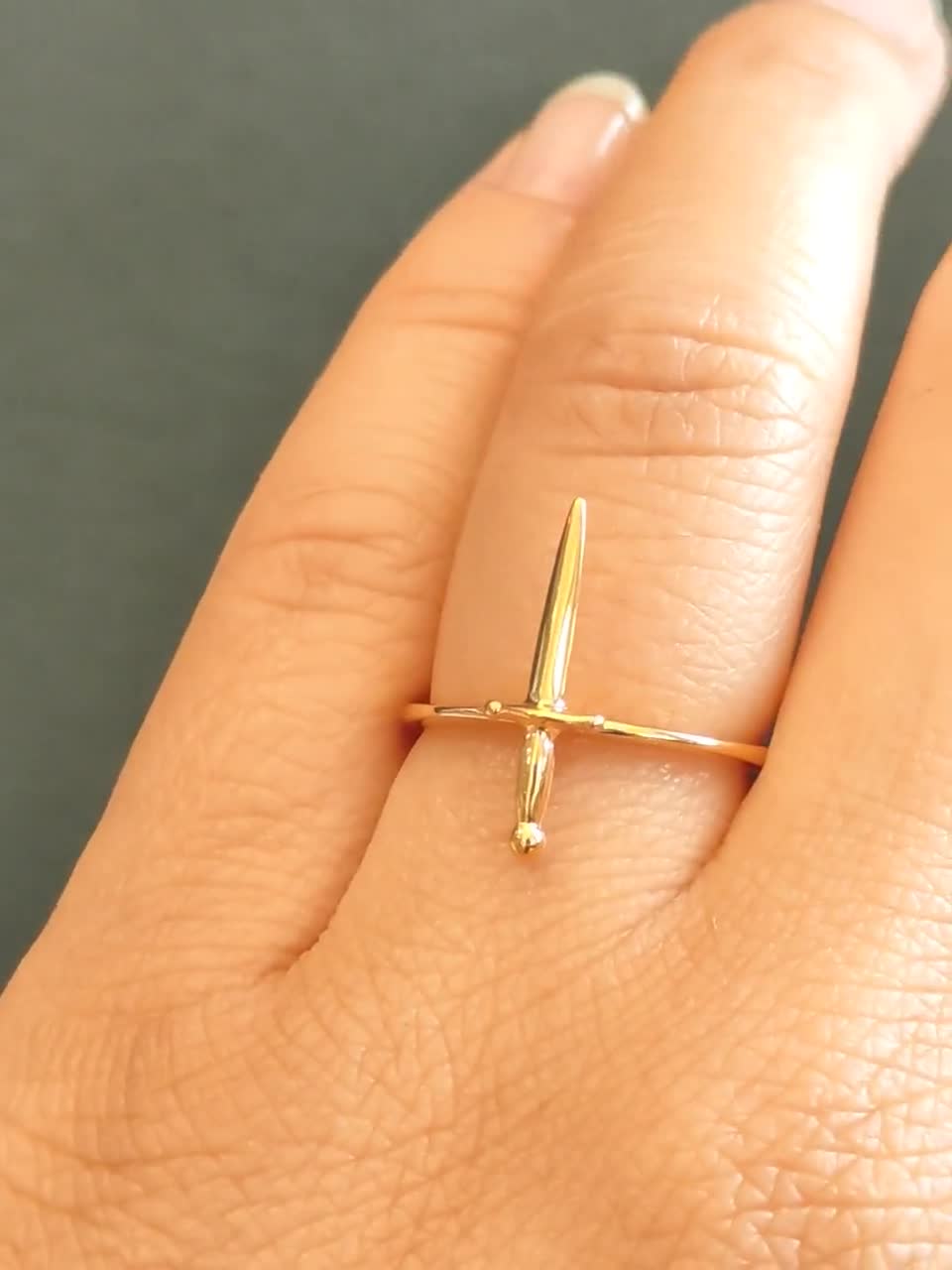 Kleine gouden ring-stapelen ring-zwaard ring-minimalistische ring-dolk ring-bruidsmeisje gift-knokkel ring-sierlijke ring Sieraden Ringen Statementringen 
