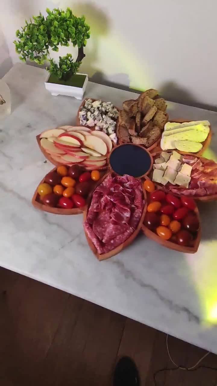 Dining & Serving Flowershaped rotating aperitif tray with epoxy resin
