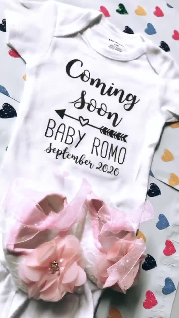 Coming Soon Personalized With Name and Due Date Perfect Gender Neutral Pregnant Baby Announcement Romper Kleding Unisex kinderkleding Unisex babykleding Bodysuits Pregnancy Announcement Onesie® 