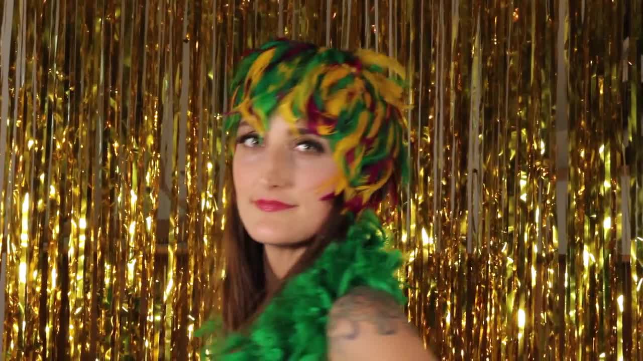 Mardi Gras Hackle Feather Costume  Dance Wigs Halloween Wig Costume GA, USA 