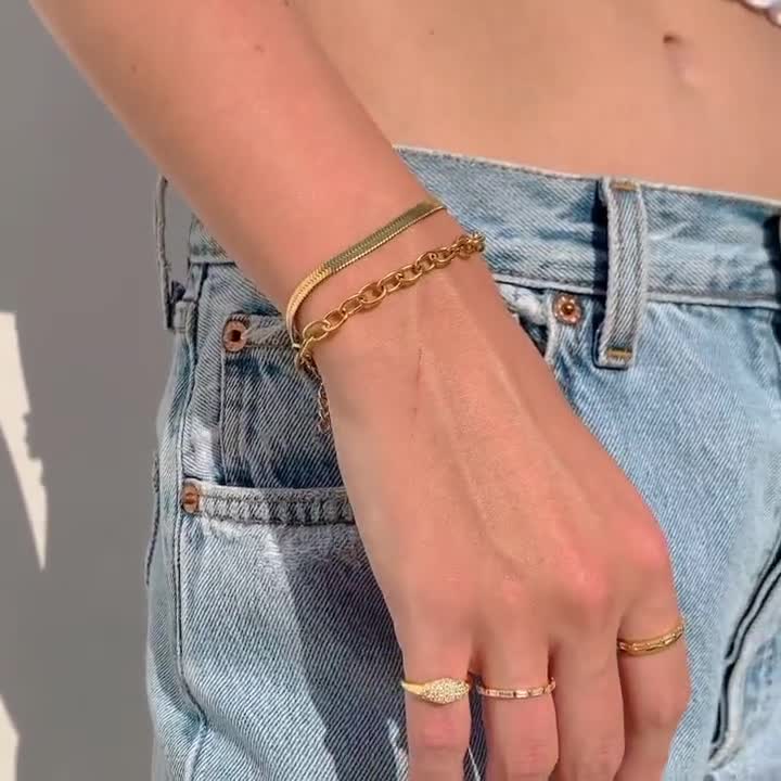 stapelen armbanden delicate armband gouden sierlijke armband cadeau voor haar gelaagde armband minimalistische armband 2 armband set Sieraden Armbanden Schakelarmbanden 