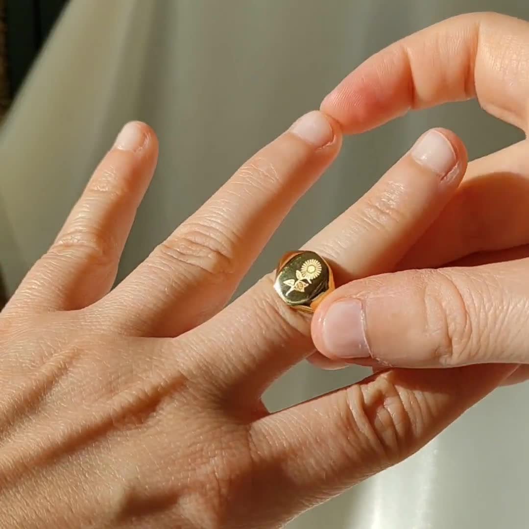 gegraveerde zegelring Sieraden Ringen Zegelringen zonnebloemring sierlijke ring Zegelring minimale ring gouden zegelring minimalistische ring bloemen stempel zegel ring 