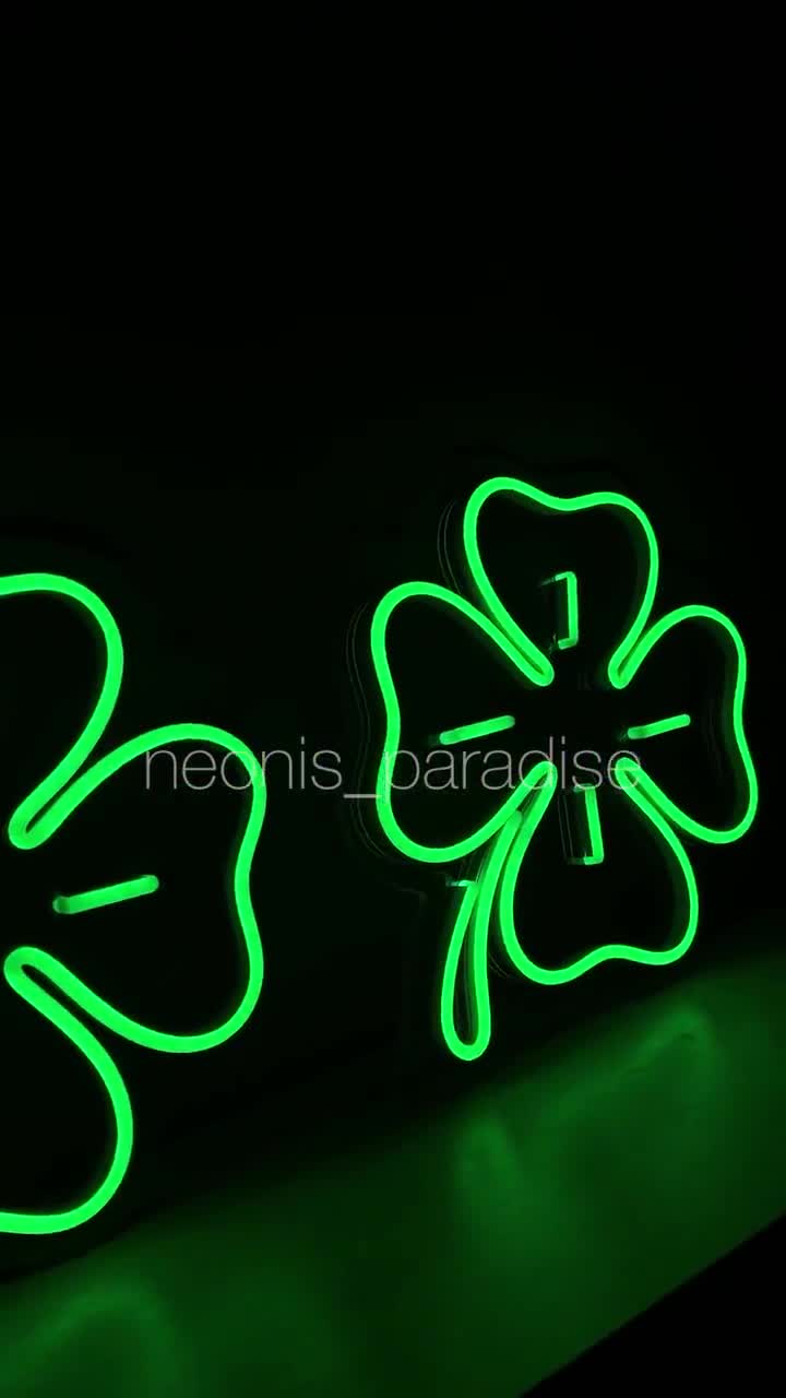 Clover Leaf Neon Sign - một biểu tượng của sự tinh tế và sáng tạo trong cách trang trí nội thất. Bức ảnh liên quan đến chủ đề này sẽ đem đến cho bạn những hình ảnh đặc sắc về chiếc đèn neon hình lá cỏ. Nếu bạn đam mê phong cách trang trí hiện đại và muốn tìm thêm ý tưởng để bổ sung cho căn phòng của mình, hãy tham khảo bức ảnh này ngay!